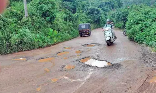 ദുരിതമൊഴിയാതെ ഇടുക്കി മെഡിക്കൽ കോളജ് റോഡ്