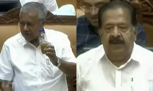 എ.ഐ.വൈ.എഫ് മാർച്ചിനുനേരെ മലിനജല പ്രയോഗം: ചെളിവെള്ള കുപ്പിയുമായി പിണറായി നിയമസഭയിൽ, ജലപീരങ്കി പ്രയോഗത്തിൽ നനഞ്ഞെത്തി കെ. രാജൻ