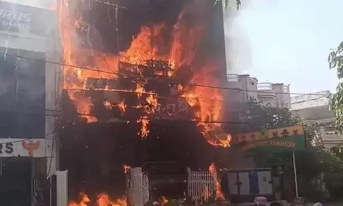 ലഖ്നോവിൽ കോച്ചിങ് സെന്ററിലെ തീപിടിത്തത്തിൽ 14 മരണം; രക്ഷപ്പെടുന്നതിനിടെ നിരവധി പേർക്ക് പരിക്ക് ലഖ്നോവിൽ കോച്ചിങ് സെന്ററിലെ തീപിടിത്തത്തിൽ 14 മരണം; രക്ഷപ്പെടുന്നതിനിടെ നിരവധി പേർക്ക് പരിക്ക്