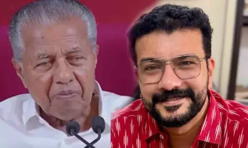 നിയമസഭയിൽ പിണറായിയെ ട്രോളി രമേശ് പിഷാരടി നിയമസഭയിൽ പിണറായിയെ ട്രോളി രമേശ് പിഷാരടി