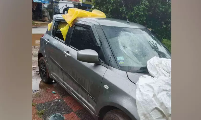 സൈഡ് കൊടുത്തില്ല; കിനാലൂരിൽ കാർ യാത്രക്കാരെ ആക്രമിച്ച് കാറിന്റെ ഗ്ലാസ് അടിച്ചു തകർത്തെന്ന് പരാതി സൈഡ് കൊടുത്തില്ല; കിനാലൂരിൽ കാർ യാത്രക്കാരെ ആക്രമിച്ച് കാറിന്റെ ഗ്ലാസ് അടിച്ചു തകർത്തെന്ന് പരാതി