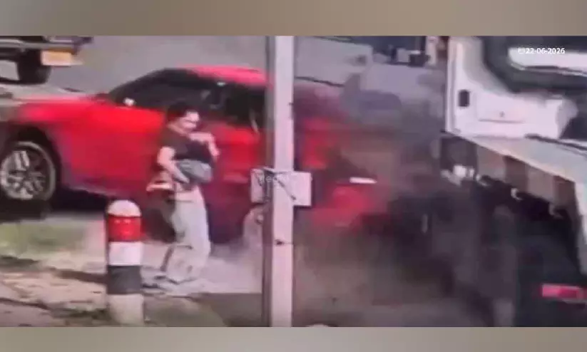 ട്രെയിലര് ഇടിച്ച് കാര് തകര്ന്നു; കൈക്കുഞ്ഞ് ഉൾപ്പെടെ യാത്രക്കാർ രക്ഷപ്പെട്ടു ട്രെയിലര് ഇടിച്ച് കാര് തകര്ന്നു; കൈക്കുഞ്ഞ് ഉൾപ്പെടെ യാത്രക്കാർ രക്ഷപ്പെട്ടു