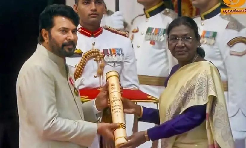 മമ്മൂട്ടി പത്മ ഭൂഷൺ ബഹുമതി ഏറ്റുവാങ്ങി; സാക്ഷിയായി കുടുംബം, കൈയടിച്ച് ദുൽഖർ മമ്മൂട്ടി പത്മ ഭൂഷൺ ബഹുമതി ഏറ്റുവാങ്ങി; സാക്ഷിയായി കുടുംബം, കൈയടിച്ച് ദുൽഖർ