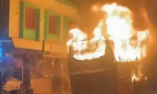 മട്ടന്നൂരിൽ ഉംറ തീർഥാടകരുമായി പോവുകയായിരുന്ന ബസിന് തീപിടിച്ചു; യാത്രക്കാർ സുരക്ഷിതർ മട്ടന്നൂരിൽ ഉംറ തീർഥാടകരുമായി പോവുകയായിരുന്ന ബസിന് തീപിടിച്ചു; യാത്രക്കാർ സുരക്ഷിതർ
