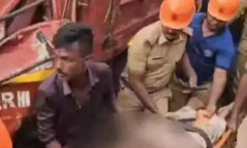 കൊല്ലത്ത് മണ്ണ് കയറ്റി വന്ന ടിപ്പർ ബസ് സ്റ്റോപ്പിലേക്ക് പാഞ്ഞുകയറി; മൂന്ന് പേർക്ക് ദാരുണാന്ത്യം കൊല്ലത്ത് മണ്ണ് കയറ്റി വന്ന ടിപ്പർ ബസ് സ്റ്റോപ്പിലേക്ക് പാഞ്ഞുകയറി; മൂന്ന് പേർക്ക് ദാരുണാന്ത്യം