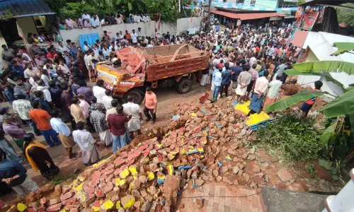 കൊല്ലത്ത് മണ്ണ് കയറ്റി വന്ന ടിപ്പർ ബസ് സ്റ്റോപ്പിലേക്ക് പാഞ്ഞുകയറി; മൂന്ന് പേർക്ക് ദാരുണാന്ത്യം കൊല്ലത്ത് മണ്ണ് കയറ്റി വന്ന ടിപ്പർ ബസ് സ്റ്റോപ്പിലേക്ക് പാഞ്ഞുകയറി; മൂന്ന് പേർക്ക് ദാരുണാന്ത്യം