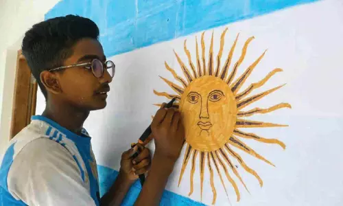 വീടിന്റെ ചുമരില്‍ കാണാം, കനിഷ്‌കിന്റെ ഫുട്‌ബാള്‍ ആവേശം