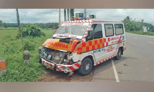കടവല്ലൂരിൽ ആംബുലൻസും പിക് അപ് ലോറിയും കൂട്ടിയിടിച്ച് ഡ്രൈവർക്ക് പരിക്ക്
