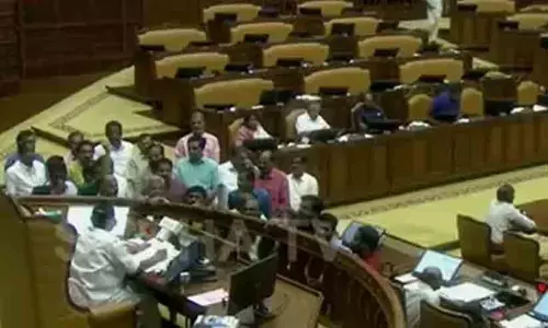 അങ്ങയെപ്പോലെ ഒരു നീതിമാൻ ആ ചെയറിൽ ഇരിക്കുമ്പോൾ ഇങ്ങനെ സംഭവിക്കാൻ പാടുണ്ടോ?... മദ്യനികുതിയിൽ അടിയന്തര പ്രമേയത്തിന് അനുമതിയില്ല; സഭയിൽ കൂട്ടച്ചിരി, പ്രതിഷേധം