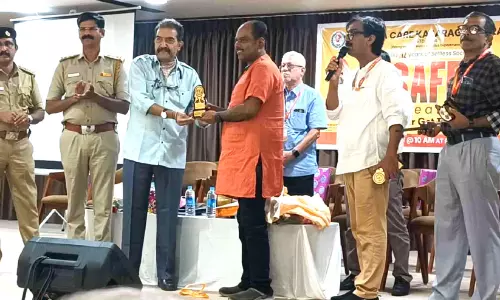 അപകടങ്ങളിൽ രക്ഷകനായ അധ്യാപകന് ആദരം നൽകി കാസർകോട് ട്രോമ കെയർ വളന്റിയർമാരുടെ സംഗമം