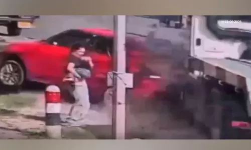 ട്രെയിലര് ഇടിച്ച് കാര് തകര്ന്നു; കൈക്കുഞ്ഞ് ഉൾപ്പെടെ യാത്രക്കാർ രക്ഷപ്പെട്ടു ട്രെയിലര് ഇടിച്ച് കാര് തകര്ന്നു; കൈക്കുഞ്ഞ് ഉൾപ്പെടെ യാത്രക്കാർ രക്ഷപ്പെട്ടു