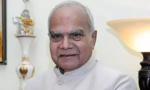 സുരക്ഷാ ജീവനക്കാർ തിരിച്ചറിഞ്ഞില്ല; മുൻ ഗവർണർ പാർലമെന്റ് കവാടത്തിൽ കാത്തിരുന്നത് ഒരു മണിക്കൂറോളം സുരക്ഷാ ജീവനക്കാർ തിരിച്ചറിഞ്ഞില്ല; മുൻ ഗവർണർ പാർലമെന്റ് കവാടത്തിൽ കാത്തിരുന്നത് ഒരു മണിക്കൂറോളം