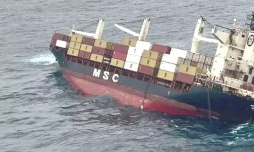മുങ്ങിയ കപ്പലിന്റെ അവശിഷ്ടം: ഒരു വർഷമായി കേന്ദ്രസർക്കാർ എന്തു ചെയ്തെന്ന് ഹൈകോടതി; നടപടിയില്ലാത്തതിൽ വിമർശനം മുങ്ങിയ കപ്പലിന്റെ അവശിഷ്ടം: ഒരു വർഷമായി കേന്ദ്രസർക്കാർ എന്തു ചെയ്തെന്ന് ഹൈകോടതി; നടപടിയില്ലാത്തതിൽ വിമർശനം