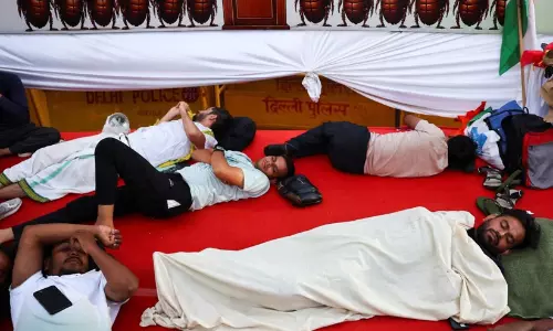 പാറ്റകളുടെ സമരം തുടരുന്നു; ചോദ്യ ചോർച്ച തടയാൻ ‘ഡയപ്പർ ചലഞ്ച്’ പാറ്റകളുടെ സമരം തുടരുന്നു; ചോദ്യ ചോർച്ച തടയാൻ ‘ഡയപ്പർ ചലഞ്ച്’