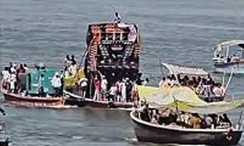 ഗംഗയിൽ ബോട്ടിലിരുന്ന് മദ്യപാനവും മാംസാഹാരം പാകം ചെയ്യലും: അഞ്ചുപേർ അറസ്റ്റിൽ; വാരണാസിയിൽ പ്രതിഷേധം ശക്തം ഗംഗയിൽ ബോട്ടിലിരുന്ന് മദ്യപാനവും മാംസാഹാരം പാകം ചെയ്യലും: അഞ്ചുപേർ അറസ്റ്റിൽ; വാരണാസിയിൽ പ്രതിഷേധം ശക്തം