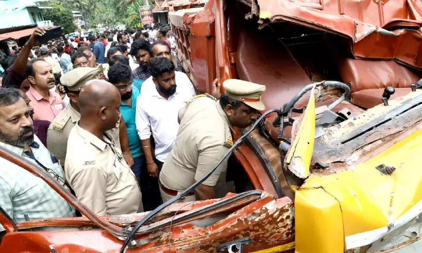 വിറങ്ങലിച്ച് നീലേശ്വരം: നാടിനെ നടുക്കിയ ദുരന്തത്തിൽ ഭീതി വിട്ടുമാറാതെ മുക്കോണി മുക്ക് വിറങ്ങലിച്ച് നീലേശ്വരം: നാടിനെ നടുക്കിയ ദുരന്തത്തിൽ ഭീതി വിട്ടുമാറാതെ മുക്കോണി മുക്ക്