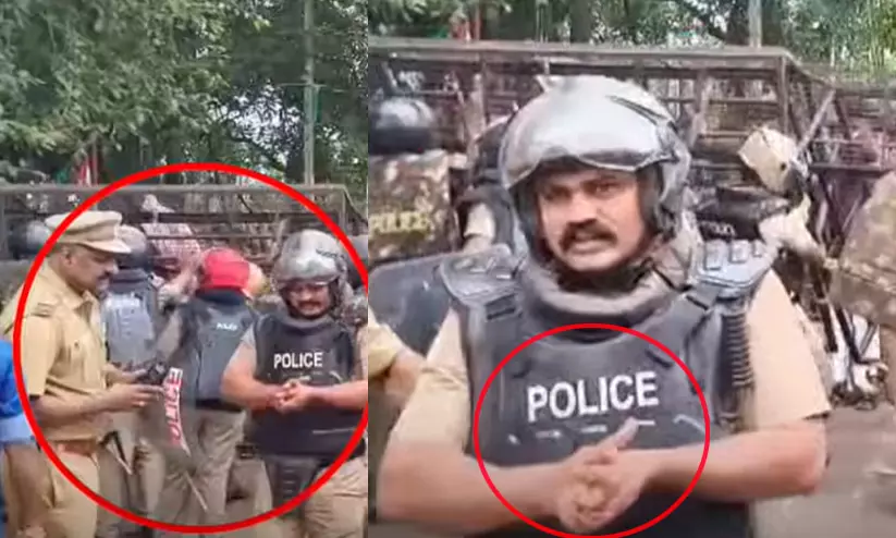എസ്.എഫ്.ഐ പ്രതിഷേധത്തിനിടെ പൊലീസുകാരന്റെ വിരൽ അറ്റു എസ്.എഫ്.ഐ പ്രതിഷേധത്തിനിടെ പൊലീസുകാരന്റെ വിരൽ അറ്റു