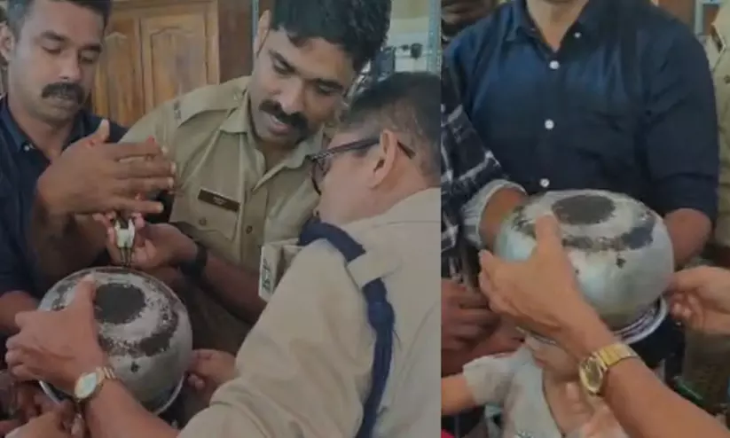 കളിക്കുന്നതിനിടെ പാത്രം തലയിൽ കുടുങ്ങി; രണ്ടു വയസ്സുകാരിക്ക് രക്ഷകരായി ഫയർഫോഴ്സ് കളിക്കുന്നതിനിടെ പാത്രം തലയിൽ കുടുങ്ങി; രണ്ടു വയസ്സുകാരിക്ക് രക്ഷകരായി ഫയർഫോഴ്സ്
