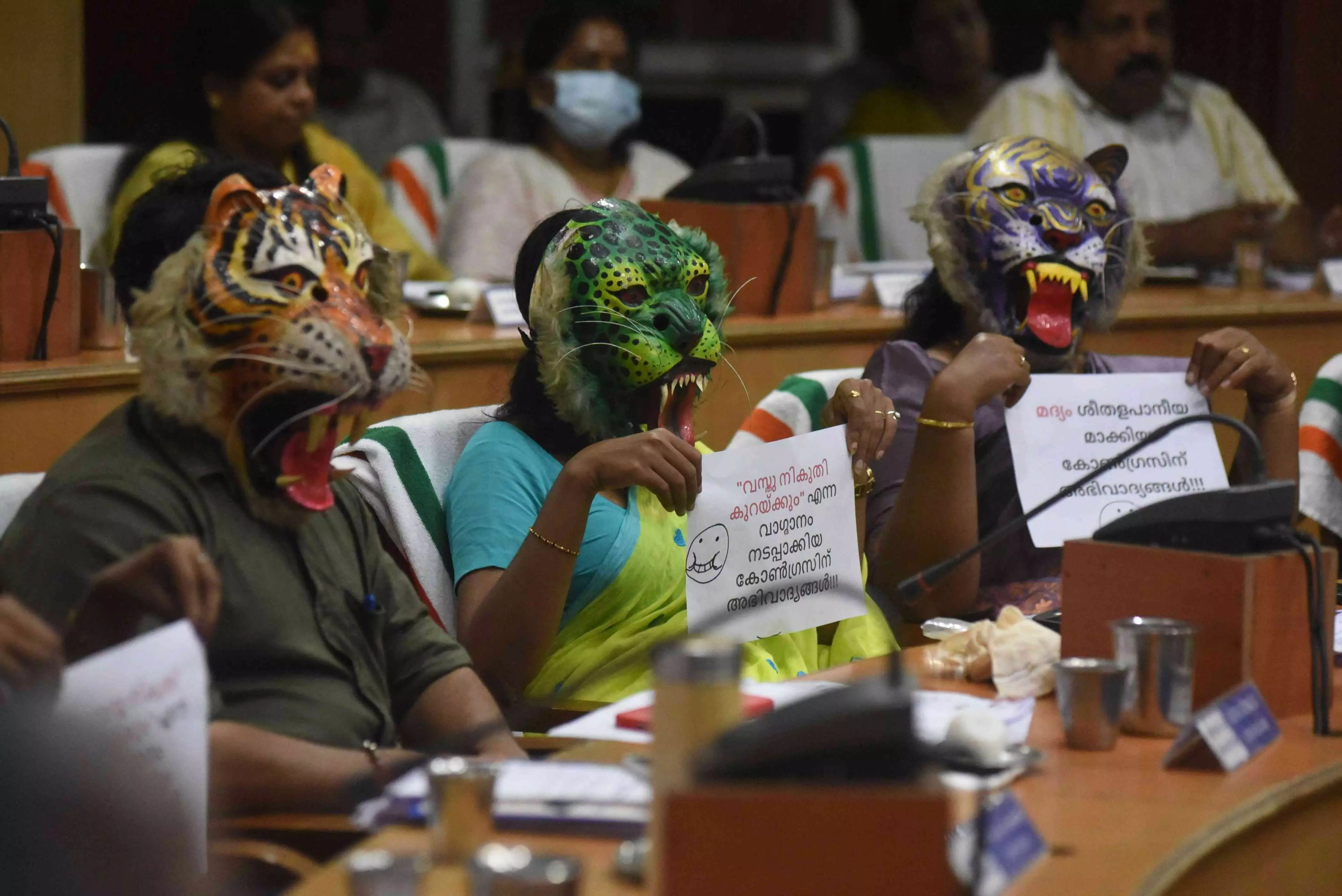 സുരേഷ് ഗോപിയുടെ വാഗ്ദാനം പാഴ്വാക്കോ... പുലികളി സംഘങ്ങൾക്കുള്ള കേന്ദ്ര ഫണ്ട് വൈകുന്നതിൽ എൽ.ഡി.എഫ് കൗൺസിലർമാരുടെ പ്രതിഷേധം സുരേഷ് ഗോപിയുടെ വാഗ്ദാനം പാഴ്വാക്കോ... പുലികളി സംഘങ്ങൾക്കുള്ള കേന്ദ്ര ഫണ്ട് വൈകുന്നതിൽ എൽ.ഡി.എഫ് കൗൺസിലർമാരുടെ പ്രതിഷേധം