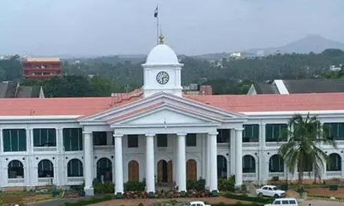 ത​ദ്ദേ​ശ സ്ഥാ​പ​ന​ങ്ങ​ളി​ൽ സ​ർ​വ​ത്ര ക​രാ​ർ​വ​ത്ക​ര​ണം; സാ​മ്പ​ത്തി​ക ഇ​ട​പാ​ടു​ക​ളു​ടെ മ​റ​വി​ൽ ത​ട്ടി​പ്പ്