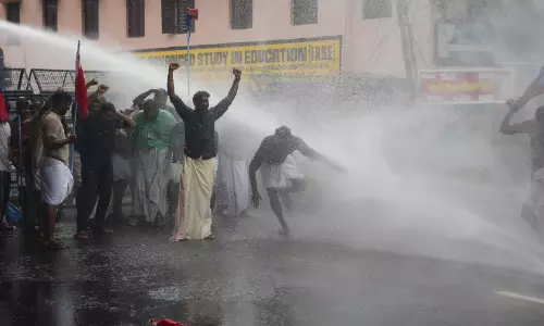 തൃശൂരിലും ജലപീരങ്കിയിൽ മലിനജലമെന്ന് പരാതി; പ്രവർത്തകർക്ക് ചൊറിച്ചിലും, ആരോഗ്യ പ്രശ്നങ്ങളും അനുഭവപ്പെട്ടു
