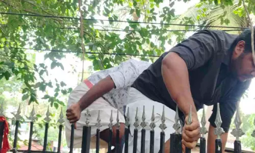 എസ്.എഫ്.ഐ മാർച്ചിനിടെ സംഘർഷം: ബാരിക്കേഡിനിടയിൽപ്പെട്ട് പൊലീസുകാരന്റെ വിരലറ്റു എസ്.എഫ്.ഐ മാർച്ചിനിടെ സംഘർഷം: ബാരിക്കേഡിനിടയിൽപ്പെട്ട് പൊലീസുകാരന്റെ വിരലറ്റു