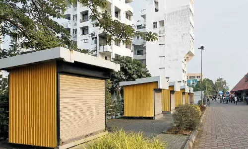 ‘തടസ്സങ്ങളില്ലാത്ത നടത്തം പൗരന്റെ ഭരണഘടനാവകാശം’; നടപ്പാതകളിൽ കിയോസ്‌കുകളോ കച്ചവട കേന്ദ്രങ്ങളോ പാടില്ല -ഹൈകോടതി