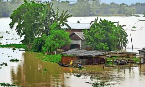 അരുണാചലിൽ മിന്നൽ പ്രളയം, മൂന്നുപേരെ കാണാതായി; അസമിൽ ജാഗ്രത നിർദേശം