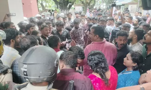 മദ്യനികുതി ഇളവ്: കൊച്ചിയിൽ ഡി.വൈ.എഫ്.ഐ പ്രതിഷേധം സംഘർഷഭരിതം