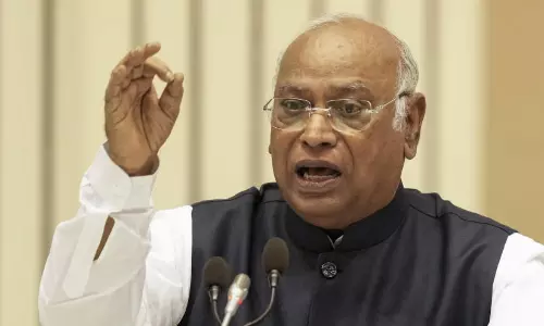 ലക്ഷക്കണക്കിന് യുവാക്കളുടെ ജീവിതം തകരുമ്പോഴും വിദ്യാഭ്യാസ മന്ത്രി കസേരയിൽ കടിച്ചുതൂങ്ങുന്നു; ധർമേന്ദ്ര പ്രധാൻ രാജി വെക്കണമെന്ന് ഖാർഗെ