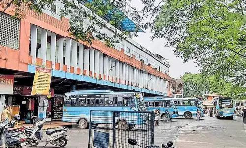പഴയ നഗരസഭ ഓഫിസ് പൊളിച്ചു നീക്കൽ;കൊടുവള്ളിയിൽ ട്രാഫിക് പരിഷ്കരണം നടപ്പാക്കി പഴയ നഗരസഭ ഓഫിസ് പൊളിച്ചു നീക്കൽ;കൊടുവള്ളിയിൽ ട്രാഫിക് പരിഷ്കരണം നടപ്പാക്കി