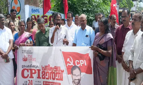 ശാ​സ്ത്ര ചി​ന്ത ത​ള്ളി ആ​ർ.​എ​സ്.​എ​സ് സി​ല​ബ​സ്   അ​ടി​ച്ചേ​ൽ​പി​ക്കു​ന്നു​വെ​ന്ന് ടി.​ജെ. ആ​ഞ്ച​ലോ​സ്
