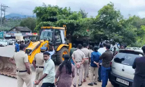 ല​ഹ​രി​വ​സ്തു​ക്ക​ളു​ടെ വി​ൽ​പ​ന; വ​​ഴി​യോ​ര ക​ട പൊ​ളി​ച്ചു​മാ​റ്റി ​പൊ​ലീ​സ്​