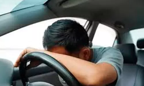 കാ​റോ​ടി​ച്ച് ആ​ശു​പ​ത്രി​യി​ലേ​ക്ക് പോ​ക​വേ യു​വാ​വ്​ അ​വ​ശ​നി​ല​യി​ലാ​യി; ര​ക്ഷ​ക​രാ​യി പൊ​ലീ​സ്