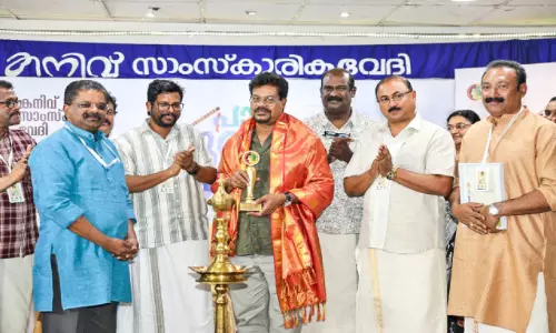ക​നി​വ് ക​ലാ​നി​ധി പു​ര​സ്‌​കാ​രം ഗാ​ന​ര​ച​യി​താ​വ് ഷി​ബു ച​ക്ര​വ​ർ​ത്തി​ക്ക്   സ​മ്മാ​നി​ച്ചു