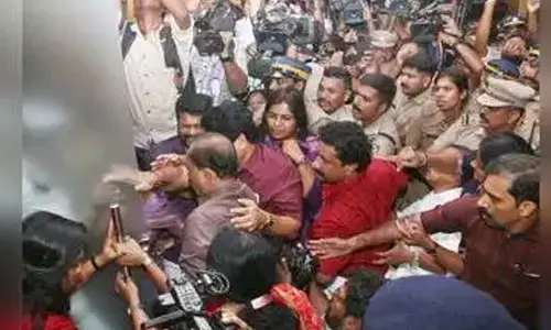 കോർപ്പറേഷനിലെ അടി; ഇരുവിഭാഗത്തിനെതിരെയും കേസെടുത്ത് പൊലീസ് കോർപ്പറേഷനിലെ അടി; ഇരുവിഭാഗത്തിനെതിരെയും കേസെടുത്ത് പൊലീസ്