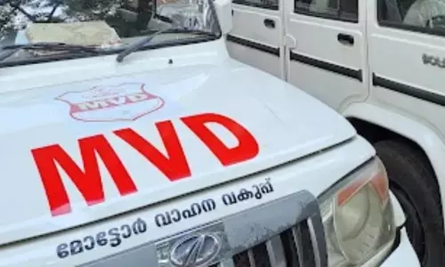 വാഹനാപകടം പെരുകുന്നു; നിയമലംഘനത്തിന്റെ കൂത്തരങ്ങായി മോട്ടോർ വാഹന വകുപ്പ് വാഹനാപകടം പെരുകുന്നു; നിയമലംഘനത്തിന്റെ കൂത്തരങ്ങായി മോട്ടോർ വാഹന വകുപ്പ്