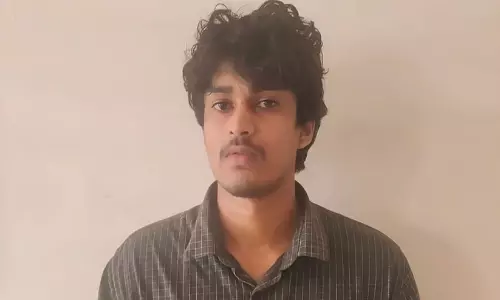 നായ്ക്കളെ തുറന്നുവിട്ട് പ്രതി, ബിസ്കറ്റ് നൽകി ഉദ്യോഗസ്ഥർ; ഒടുവിൽ സാഹസികമായി പിടികൂടി