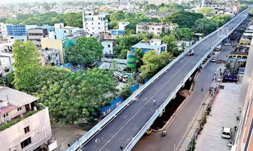 കാറും ബൈക്കുകളും കൂട്ടിയിടിച്ച് പാലത്തില്‍ നിന്ന് താഴേക്ക് തെറിച്ച് വീണ യുവാവ് മരിച്ചു