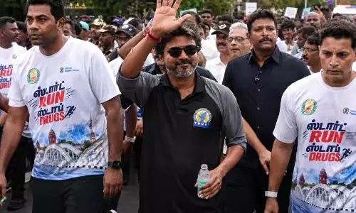ഓട്ടത്തിനിടെ വെള്ളം നൽകി, സഹതാരങ്ങളെ പ്രോത്സാഹിപ്പിച്ചു; ലഹരിവിരുദ്ധ മാരത്തണിൽ താരമായി ‘ജനനായകൻ’