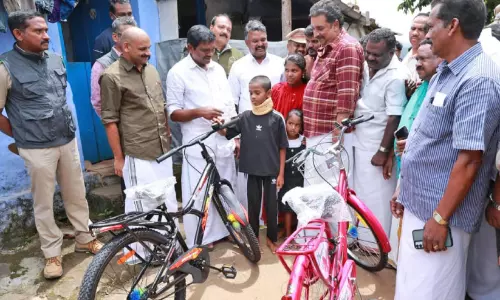 ര​ക്ഷ​നെ കാ​ണാ​ൻ മ​ന്ത്രി​യെ​ത്തി; സ​മ്മാ​ന​മാ​യി സൈ​ക്കി​ളും
