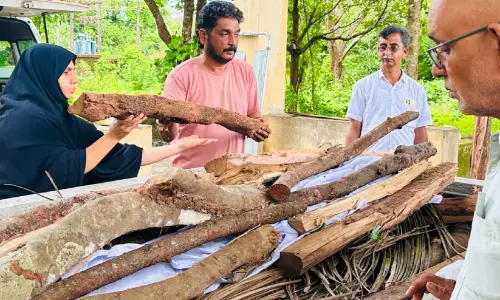 ആദ്യകാല ആർ.എസ്​.എസ്​ പ്രവർത്തക​ന്റെ മൃതദേഹം ഏറ്റുവാങ്ങാനാളില്ല; ചിതയൊരുക്കി തീകൊളുത്തി ഇർഫാന