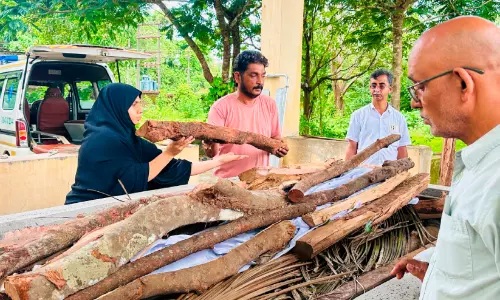 മുൻ ആർ.എസ്.എസ് പ്രവർത്തകന്റെ മൃതദേഹം ഏറ്റുവാങ്ങാനാളില്ല; ചിതയൊരുക്കി തീകൊളുത്തി വനിത ലീഗ് നേതാവ്