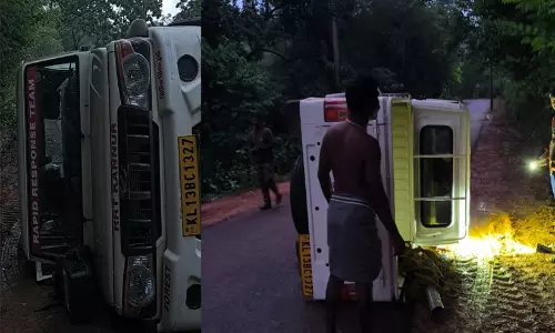 കാട്ടാന ജീപ്പ് കുത്തിമറിച്ചു; വനംവകുപ്പ് ജീവനക്കാർ രക്ഷപ്പെട്ടത് തലനാരിഴക്ക് കാട്ടാന ജീപ്പ് കുത്തിമറിച്ചു; വനംവകുപ്പ് ജീവനക്കാർ രക്ഷപ്പെട്ടത് തലനാരിഴക്ക്