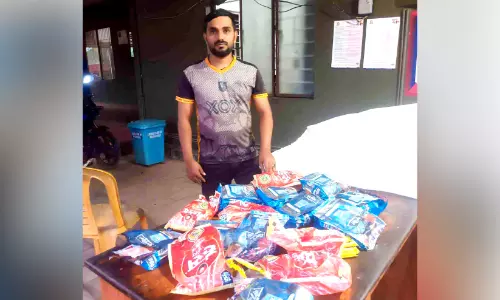 ബൈക്കിൽ കടത്തുകയായിരുന്ന പുകയില പാക്കറ്റ് പിടികൂടി