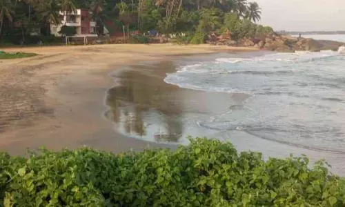 മൊ​ഞ്ചാ​കു​മോ എ​ട്ടി​ക്കു​ളം മൊ​യ്‌​ലാ​ളി ക​ട​ൽ​തീ​രം