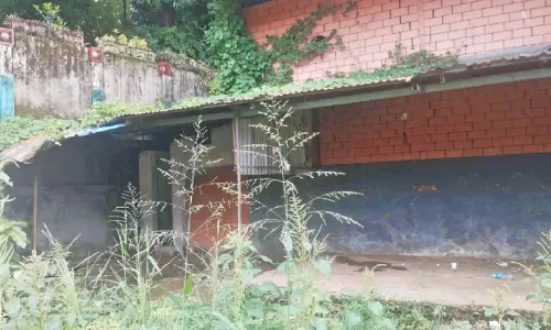 ഒഴിഞ്ഞ ഷെഡ്ഡില് അന്തർ സംസ്ഥാന തൊഴിലാളിയുടെ മൃതദേഹം; ലഹരി മാഫിയ ഭീതിയിൽ പ്രദേശവാസികൾ ഒഴിഞ്ഞ ഷെഡ്ഡില് അന്തർ സംസ്ഥാന തൊഴിലാളിയുടെ മൃതദേഹം; ലഹരി മാഫിയ ഭീതിയിൽ പ്രദേശവാസികൾ