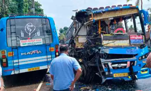ഒല്ലൂരിൽ സ്വകാര്യ ബസുകൾ കൂട്ടിയിടിച്ച് 24 പേർക്ക് പരിക്ക്