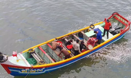 നിയന്ത്രണം ലംഘിച്ച് മത്സ്യബന്ധനം; മൂന്ന് ബോട്ടുകൾ പിടിച്ചെടുത്തു