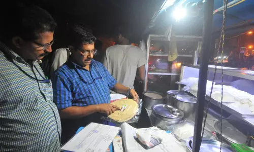 ഭക്ഷണം കഴിച്ചവർക്ക് വിഷബാധ; ഹോട്ടൽ പൂട്ടിച്ച് പിഴ ചുമത്തി